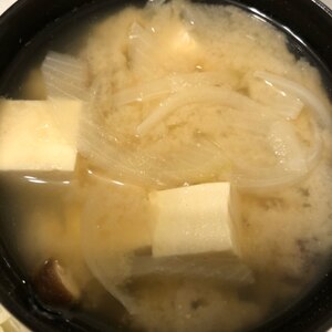 椎茸と玉ねぎと豆腐のお味噌汁